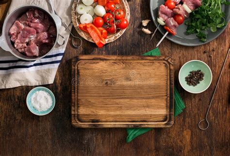 Tablero De La Cocina Con Kebab Y Las Diversas Verduras Foto De Archivo