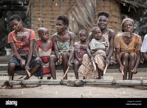 Baka pygmies cameroon hi-res stock photography and images - Alamy