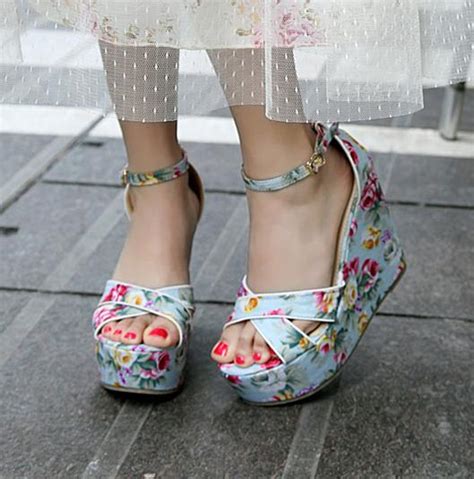 Ulass Pink Blue Floral Cloth Bag With Simple Cross Heel Wedge Sandals