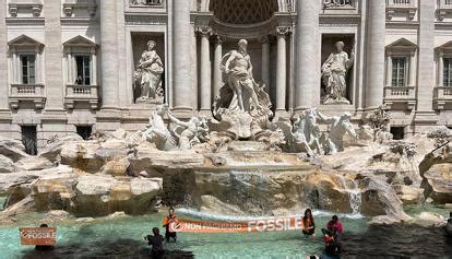 Blitz Di Ultima Generazione Liquido Nero Nella Fontana Di Trevi