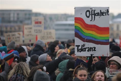 Zehntausende Menschen Mit Dabei K Ln Setzt Starkes Zeichen Gegen