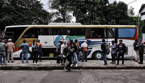 Foto Suasana Arus Balik Liburan Di Terminal Kampung Rambutan Foto