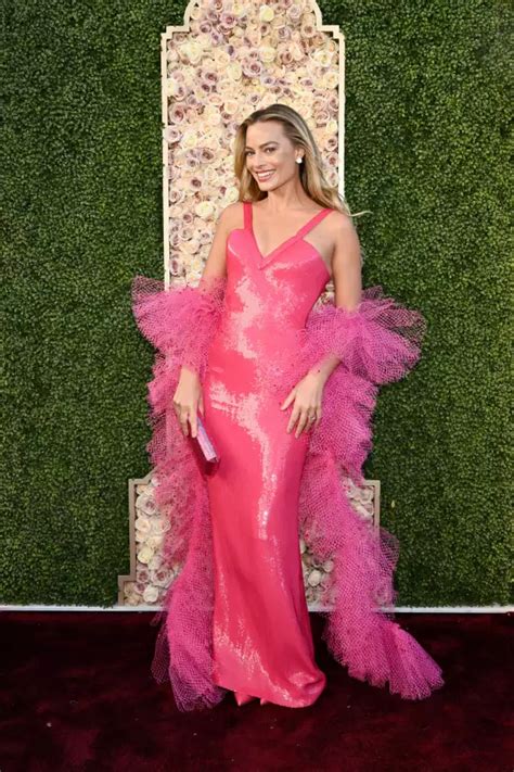 Margot Robbie Se Viste De Barbie Superstar Para Los Golden Globes 2024