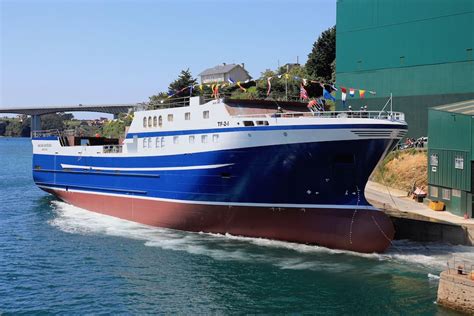 nueva botadura en gondan   armador de noruega puente de mando