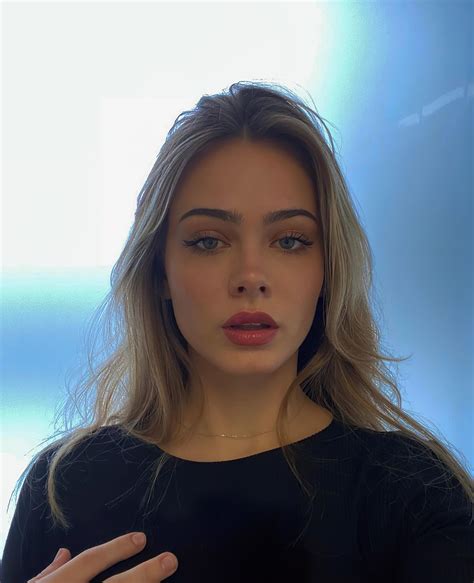 Sara Crumbleleg : r/PrettyGirls