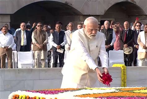 Pm Modi Pays Tribute To Mahatma Gandhi At Rajghat On Gandhi Jayanti