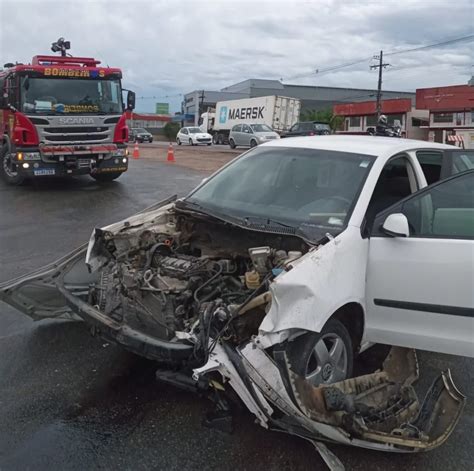 Acidente Entre Dois Carros E Caminh O Deixa Dois Feridos Na Br Em