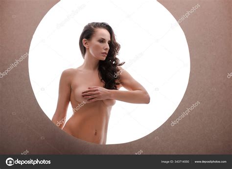 Fotos de Sexy Mujer Desnuda Oscureciendo Pecho Aislado Blanco Círculo