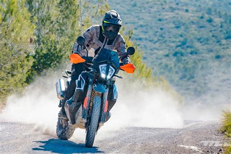 Las futuras KTM 750 en versiones naked trail y supermotard llegarán