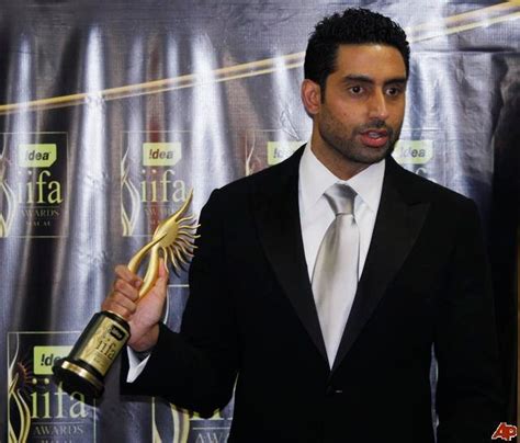 Abhishek Bachchan With Award - JattDiSite.com