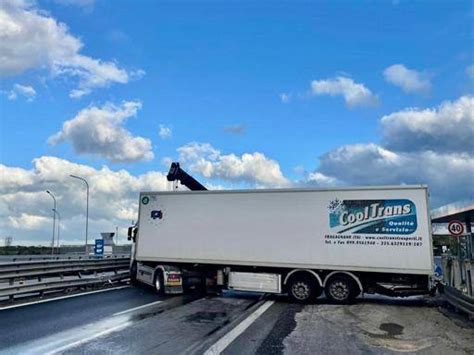 Incidente Statale Oggi Tir Di Traverso Sulla Carreggiata Traffico