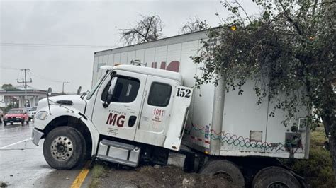 Tr Iler Se Accidenta En Carretera M Xico Quer Taro Debido A Lluvi