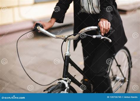 Sluit Omhoog Foto Van Vrouwenlichaam Die Op Fiets Berijden Dame In Het