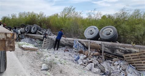 Se le reventó una llanta Tráiler cargado con cemento y pegamento para