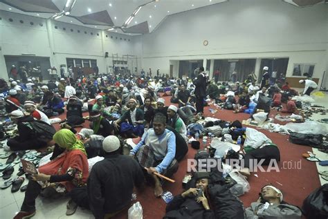 Peserta Longmarch Aksi Bela Islam Iii Beristirahat Di Bandung