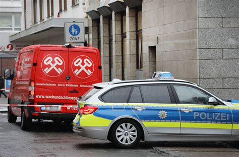 Berfall Auf Geld Transporter In Solingen Ein Bote War Eingeweiht