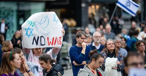 Hunderte Menschen Bei Solidarit Tskundgebung F R Israel Baden