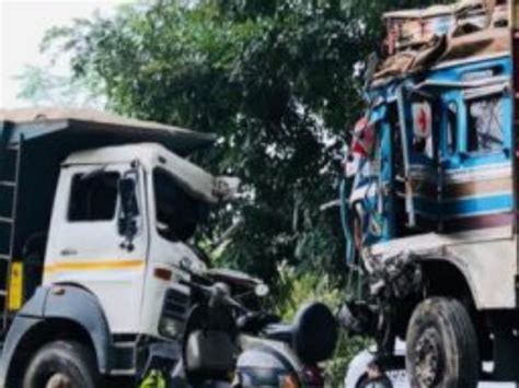 Head On Collision Between Two Trucks Hoshiarpur होशियारपुर में दो ट्रकों की आमने सामने टक्कर