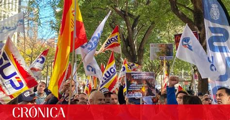 Policías y guardias civiles estallan contra la amnistía Tres agentes