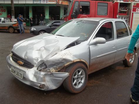 Carros Se Envolvem Em Acidente Na Avenida Joaquim Teixeira Alves