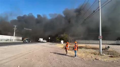 Se Registra Incendio En Parque Industrial De Quer Taro Arde Bodega De