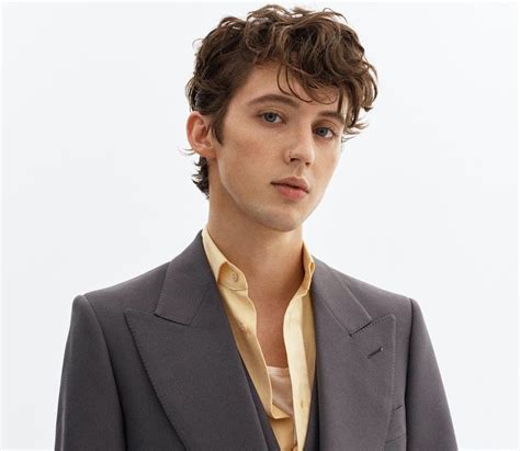 Listen Out Singer Troye Sivan Shares New Song Easy Announces EP