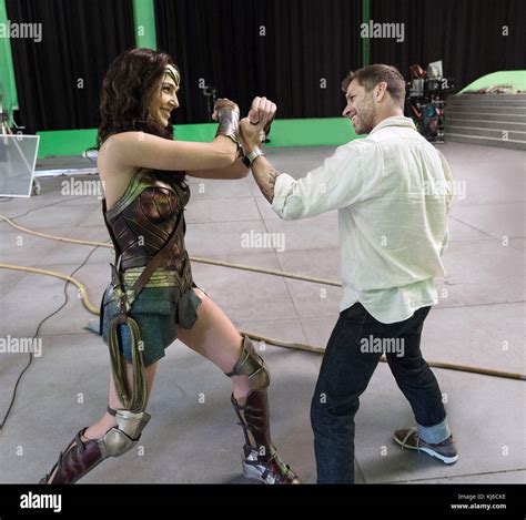 Justice League L R Gal Gadot As Wonder Woman Regista Zack Snyder On