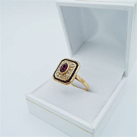 Bague Or Jaune Carats Sertie De Pierres Rouge Et Orn E D Eclats De