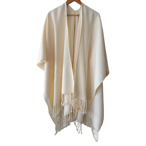 Ruana Artesanal De Mujer Crema Nadina Ponchos Y Mantas