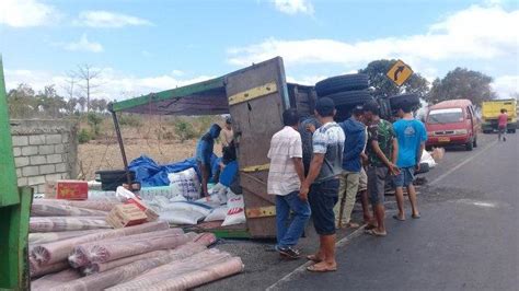 Video Pecah Ban Belakang Truk Pengangkut Barang Campuran Terguling Di