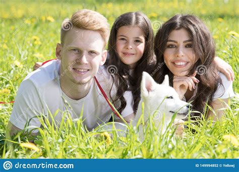 Familia Joven De Tres Que Recorre Con El Perro Foto De Archivo Imagen