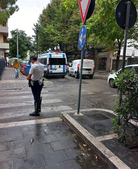 Sequestro Merce Negozio Piazza Santa Caterina Pescara Polizia Locale