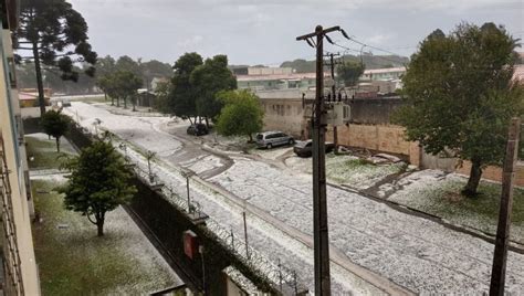 Tempestade de granizo atinge vários bairros de Curitiba nesta terça