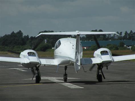 Diamond Da Twin Star Hb Sdm Lining Up Rwy Blackbush Flickr