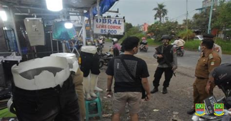 Langgar Ppkm Darurat Petugas Gabungan Tutup Tempat Usaha Di Cikarang