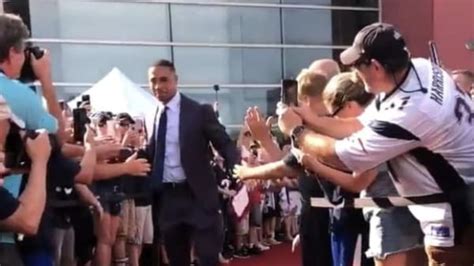 Video Fans Go Nuts For Rodney Harrison On Red Carpet At Patriots Hall