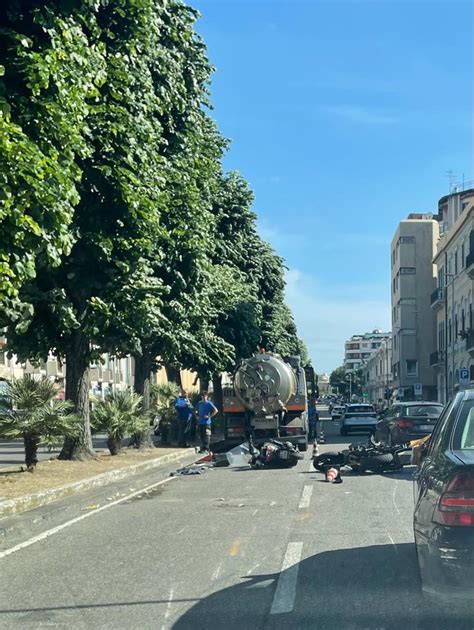 Messina Scontro Tra Moto In Via Garibaldi Una Persona In Ospedale