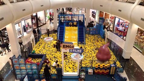 piscina de bolinhas gigante Parque Emoji é diversão garantida no