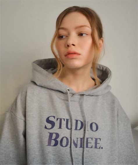 MUSINSA公式 BONIEE Raising Selection Logo Typo Over Hooded T shirt Gray