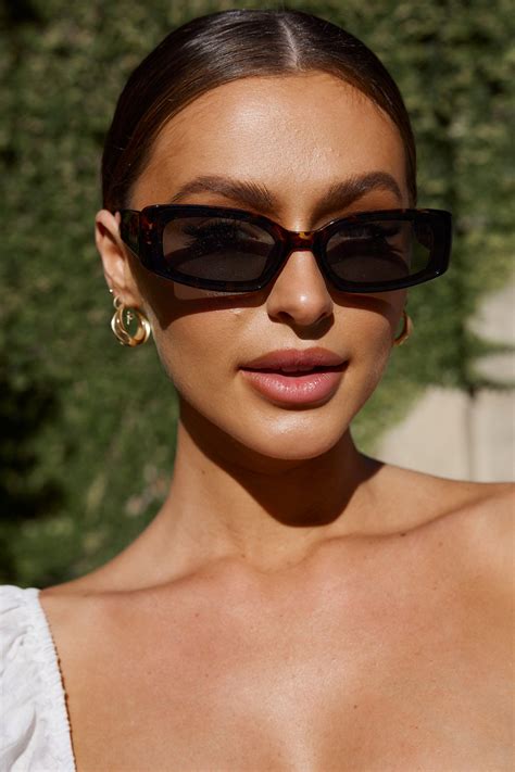 Shop The Kendall Slim Rectangle Sunglasses Tortoiseshell Brown Selfie