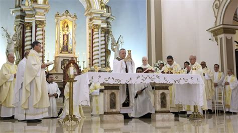 Dom Jos Roberto Celebra Anos De Ordena O Episcopal Em Missa Solene