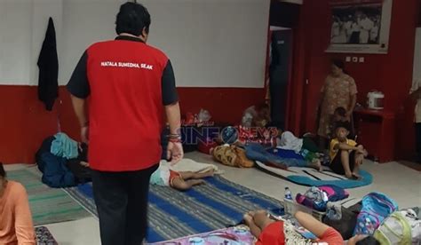 Natala Sumedha Kunjungi Pengungsi Banjir Di Kantor Dpc Pdi Perjuangan