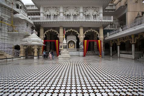 Courtyard of Chhatarpur temple | Chhatarpur Mandir | Delhi | Travel ...