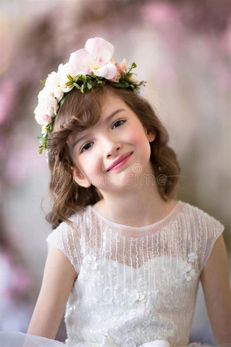 Muchacha Elegante Con Una Guirnalda De La Flor En Su Cabeza Foto De