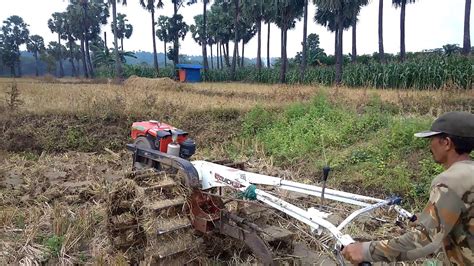 Lahan Keras Kecepatan Sedang Traktor Sawah Quick G Membajak Lahan