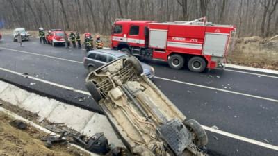 O mașină s a răsturnat după ce s a izbit de un autoturism care circula