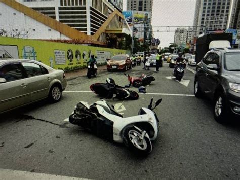 梅雨過後台南現路坑 3機車慘摔、2人送醫將提國賠 社會 自由時報電子報