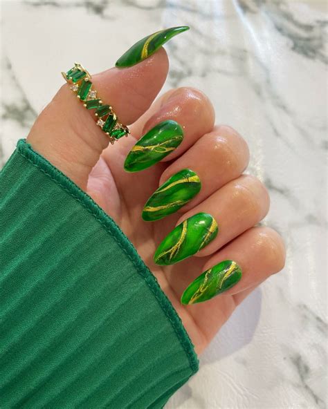 25+ Beautiful Emerald Green and Gold Nails For Your Inspiration - Nail ...