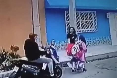 Sujeto en moto intenta robarse a niña y mujer la salva Video xeu