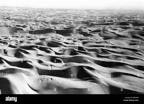 Sand dunes in Karakum desert Stock Photo - Alamy